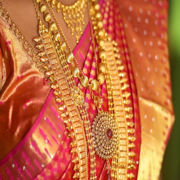 আর ২৪ ক্যারাট সোনার দাম গতকাল, রবিবার, ১২ ফেব্রুয়ারি, ২০২৩ তারিখের তুলনায় আজ, সোমবার, ১৩ ফেব্রুয়ারি, ২০২৩ তারিখে একই রয়েছে, তা বাড়েনি বা কমেনি-