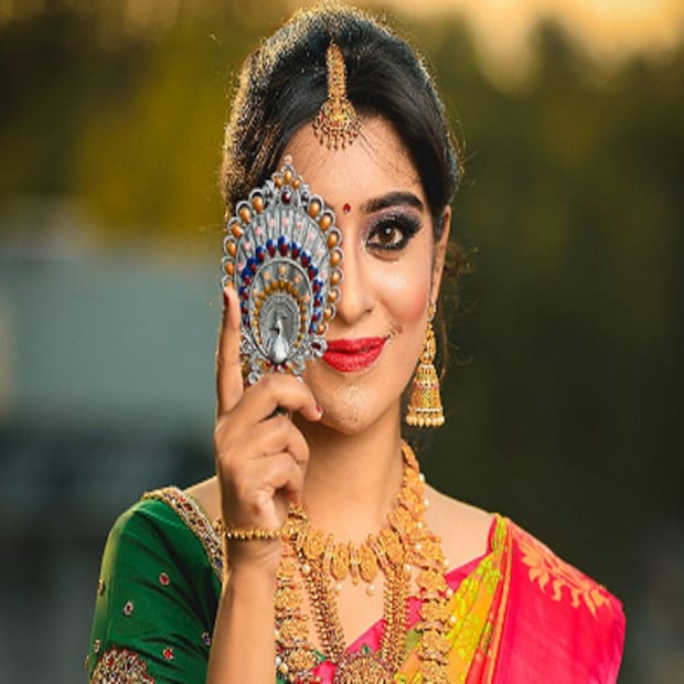 ভারতীয়দের জনসমাজে বিনিয়োগের কথা উঠলে সবার আগে মাথায় আসে সাবেকি সেই সোনা আর রুপোর প্রসঙ্গই। অবশ্য, সব দিক খতিয়ে দেখলে তার কারণও নেহাত ফেলনা নয়। এই দুই মূল্যবান ধাতুতে বিনিয়োগ সচরাচর কাউকে বিমুখ করে না। কেন না, বেশ কয়েক দশকের ইতিহাস, দুই-এক বিক্ষিপ্ত প্রসঙ্গ বাদ দিলে, স্পষ্টতই প্রমাণ তুলে ধরে যে সোনার দাম তো বটেই বিশেষ করে, এমনকী রুপোর দামও বেশির ভাগ সময় থেকেছে চড়ার দিকেই। ফলে, যদি সোনা আর রুপোয় বিনিয়োগ করতেই হয়, সবার আগে তার দাম মাথায় রেখে চিন্তা-ভাবনা করা দরকার। কেন না, এই দুই মূল্যবান ধাতুর দাম প্রতি দিনই বদলে বদলে যায়, কখনও তা বাড়ে, কখনও বা আবার কমে।