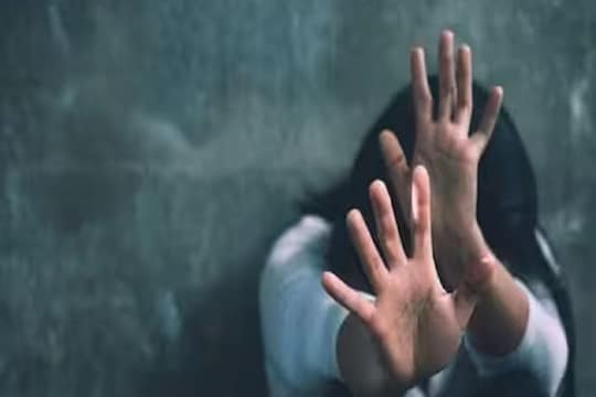 মর্মান্তিক! ১৭ বছরের নাবালিকাকে ধর্ষণের অভিযোগ উঠল পিতা ও ভাইয়ের উপর, গুরুগ্রামের ঘটনায় তাজ্জব দেশ