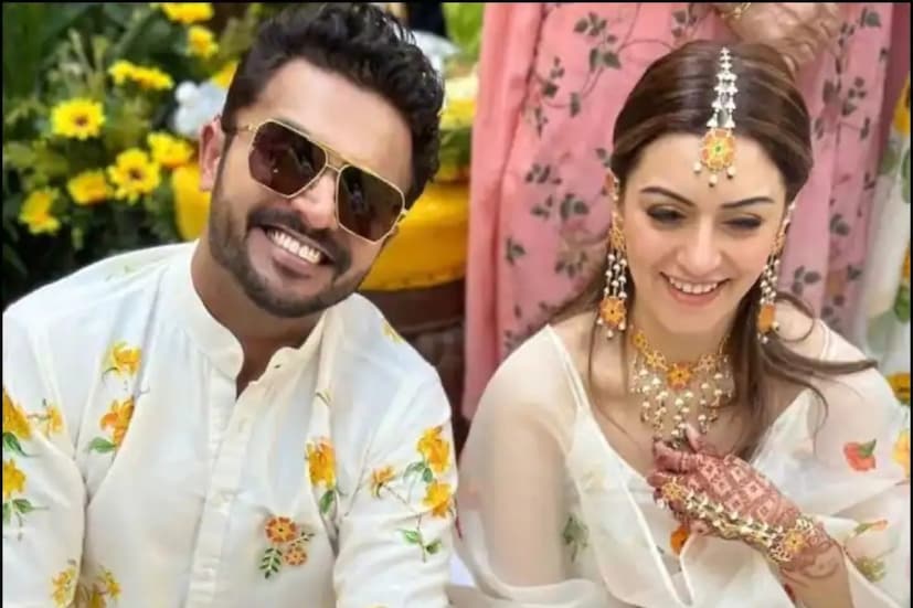 হংসিকার কথায় জানা গেল, সোহেল তাঁর দাদার বন্ধু। বাকি যা যা বলা হচ্ছে, তা মিথ্যে এবং লোকে বাড়িয়ে বলছে বলে অভিযোগ করেন তিনি। দাদার বন্ধু বলে অনেকদিন ধরেই সোহেলের সঙ্গে তাঁর বন্ধুত্ব। হংসিকার কথায়, ‘‘চিরকাল ও আমার আশপাশেই ছিল। তবে হ্যাঁ, আমরা এর আগে অন্যান্য অনেকের সঙ্গে প্রেম করেছি। কিন্তু আমি আর সোহেল চিরকালই খুব ভাল বন্ধু ছিলাম।’’