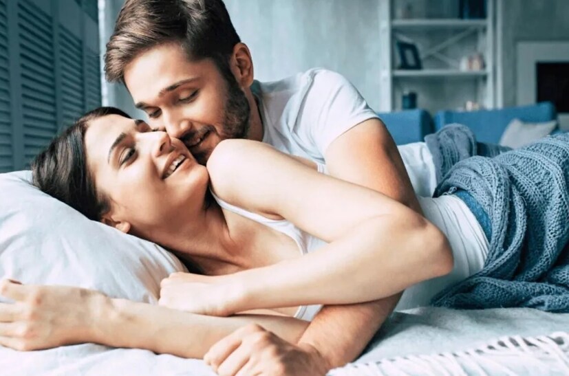 হরমোন বিশেষজ্ঞ এলিসা ভিটির মতে, ধীরে ধীরে সময় নিয়ে পেঁয়াজের রস খেতে পারলে তা মিলনের ইচ্ছে ও শক্তি বাড়িয়ে তোলে, সক্রিয় করে তোলে পুরুষাঙ্গকে। সঙ্গীকে দিতে পারবেন অনেক বেশি তৃপ্তি।                                                           Disclaimer: এই প্রতিবেদনটি কেবলমাত্র সাধারণ তথ্যের জন্য, তাই বিস্তারিত জানতে হলে সর্বদা বিশেষজ্ঞের পরামর্শ নিন।