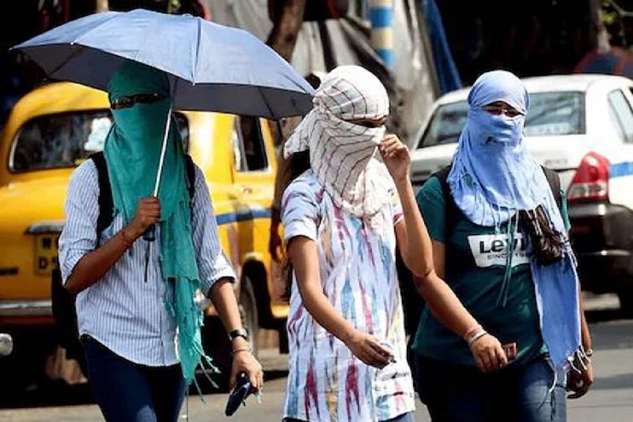  নয়াদিল্রি: এবারের গরমে মালুম পাবে গোটা দেশ অন্তত  শীত  বিদায় নিতে না নিতেই রাজ্যে রাজ্যে আবহাওয়ার যা খেল শুরু হয়েছে তাতে পরিস্থিতি নিঃসন্দেহে ভয় দেখাতে শুরু করেছে। আইএমডি নিজেদের ওয়েদার আপডেটে জানিয়েছে  দেশের একাধিক রাজ্যে ইতিমধ্যেই সর্বনিম্ন তাপমাত্রা স্বাভাবিকের থেকে  ৩-৫ ডিগ্রি সেলসিয়াস বেশি এবং সর্বোচ্চ তাপমাত্রার ক্ষেত্রেও সেটা গড়ে ৩- ৫ ডিগ্রি সেলসিয়াস বেশি দেখা যাচ্ছে৷
