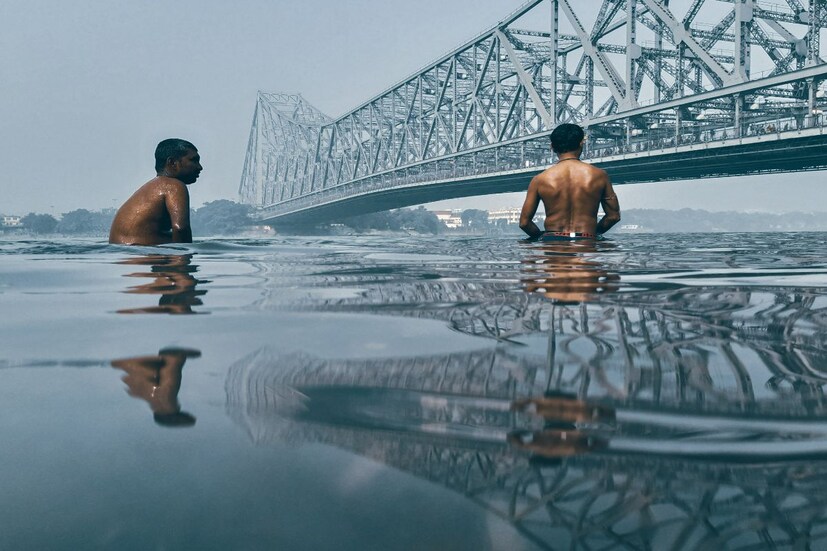 ১৯৬৫ সালের ১৪ জুন, কবি রবীন্দ্রনাথ ঠাকুরের নামে সেতুটির নামকরণ করা হয় রবীন্দ্র সেতু। যদিও এখনও এই সেতু হাওড়া ব্রিজ নামেই বেশি পরিচিত।