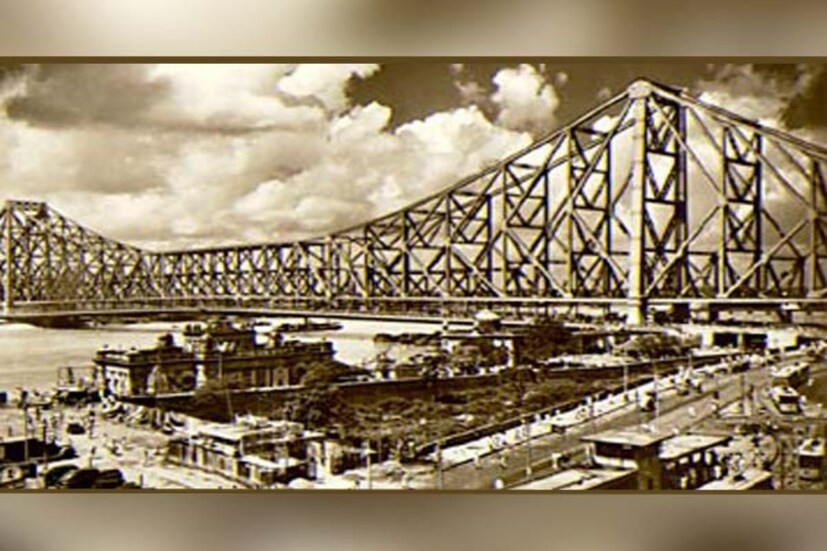কলকাতা মানেই হাওড়া ব্রিজ। সেলুলয়েডে এই সেতুর ছবি ভেসে উঠলেই সারা দেশের মানুষ শহরকে চিনে ফেলেন এক ঝলকে। প্রায় ৮০ বছরের বৃদ্ধ সেতু কত রহস্য নিয়ে দাঁড়িয়ে রয়েছে জানেন?