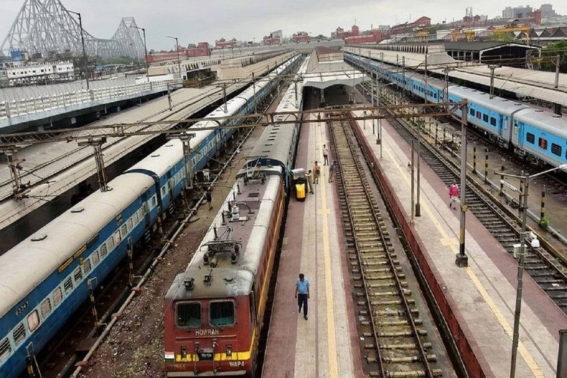 হাওড়ার প্রথমদিকের সংখ্যার প্ল্যাটফর্মগুলি পূর্ব রেলের অন্তর্গত। আর পরের দিকের নম্বরের প্ল্যাটফর্মগুলি দক্ষিণ পূর্ব রেলের অন্তর্গত। সব মিলিয়ে হাওড়ার ১ নম্বর প্ল্যাটফর্ম থেকে হাঁটতে শুরু করলে এখন ২৩ নম্বর প্ল্যাটফর্মে পৌঁছতে রীতিমত সময় লাগে।