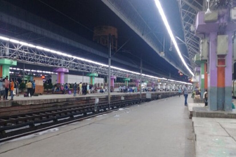 ভারতের দ্বিতীয় বেশি প্ল্যাটফর্ম থাকা স্টেশনটিও এই বাংলাতেই। সেই স্টেশনের নাম শিয়ালদহ স্টেশন। সেখানে রয়েছে ২১টি প্ল্যাটফর্ম। হাওড়ার চেয়ে ২টি কম। এই তালিকার তৃতীয় স্থানে রয়েছে মুম্বইয়ের ছত্রপতি শিবাজি মহারাজ টার্মিনাস। এই স্টেশনে রয়েছে ১৮টি প্ল্যাটফর্ম। চতুর্থ স্থানে রয়েছে চেন্নাই সেন্ট্রাল রেলওয়ে স্টেশন। এখানে রয়েছে ১৭টি প্ল্যাটফর্ম।
