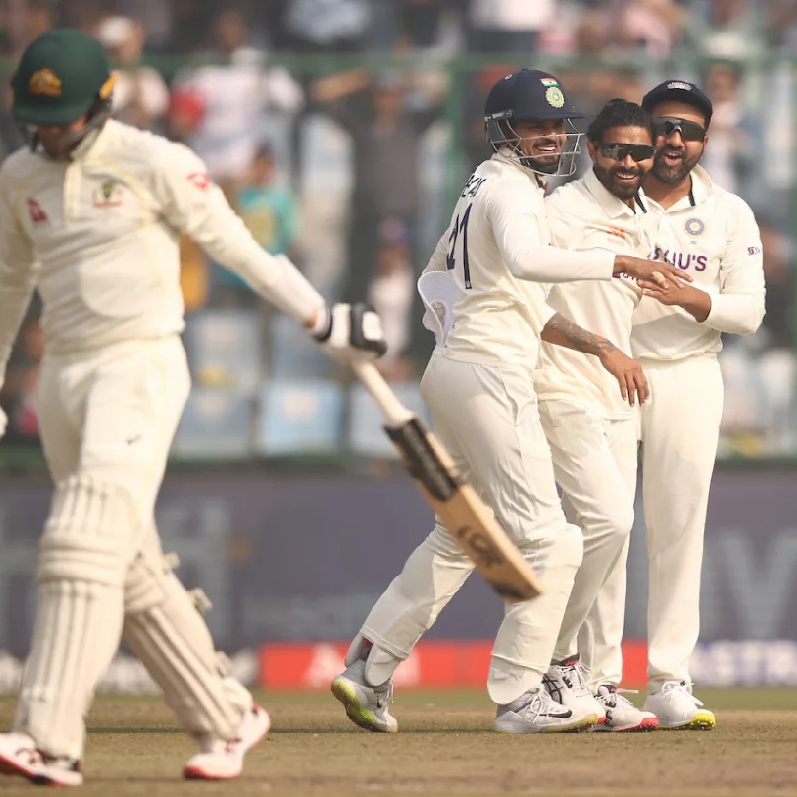 অস্ট্রেলিয়ার বিরুদ্ধে নিজের টেস্ট কেরিয়ারের সেরা বোলিং করলেন রবীন্দ্র জাদেজা। সেইসঙ্গে দিল্লি টেস্টে রেকর্ডও করে ফেললেন ভারতীয় দলের এই অলরাউন্ডার।