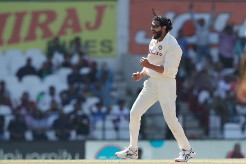 ২২ ওভারে ৪৭ রান দিয়ে ৫ উইকেট নেন জাদেজা। তাঁর শিকারের তালিখায রয়েছে মার্না লাবুশানে, স্টিভ স্মিথ, ম্যাট রেনশ, পিটার হ্যান্ডসকম্ব এবং টড মারফি। অজিদের ব্যাটিং লাইন কার্যত একাই ধ্বংস করে দেন জাড্ডু।