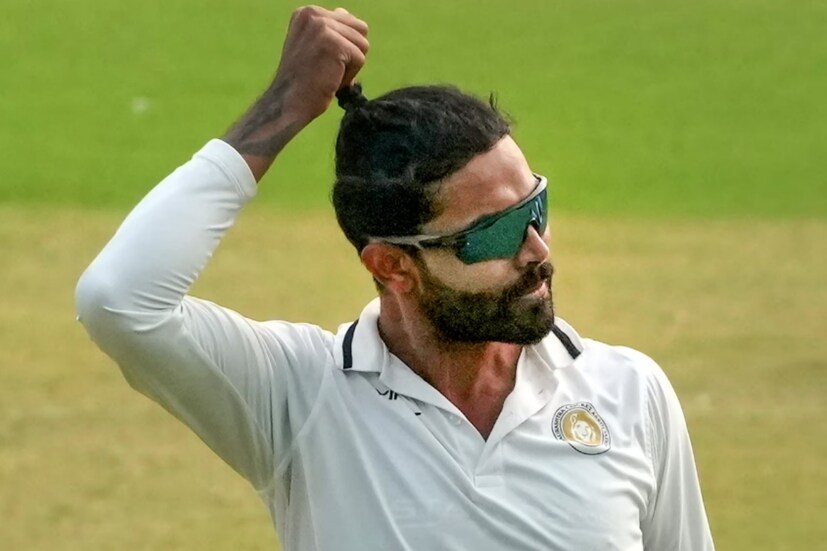 প্রথম ২ উইকেটের ধাক্কা সামলে অস্ট্রেলিয়ার ইনিংসে  ক্রিজে সেট হয়ে বড় রানের লক্ষ্যে এগোচ্ছেন স্টিভ স্মিথ ও মার্নাস লাবুশানে। অর্ধশতরানের পার্টনারশিপও করেছেন দুই মিডল অর্ডার। তখনই লাঞ্চের পর বল হাতে জ্বলে ওছেন ডজাড্ডু।