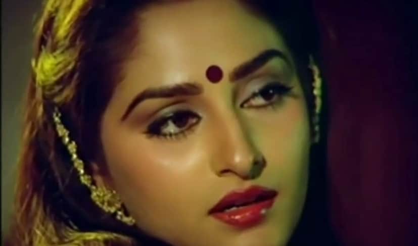 বলিউডে এক সময় চুটিয়ে অভিনয় করেছেন জয়া। তবে তাঁর কেরিয়ার শুরু হয়েছিল তেলুগু ছবির জগতের হাত ধরেই। দক্ষিণী পরিচালক কে. বিশ্বনাথ পরিচালিত তেলুগু ছবি ‘সিরি সিরি মুভভা’-তে অভিনয় করেছিলেন জয়া। সেই ছবিই ফের হিন্দিতে বানিয়েছিলেন পরিচালক, যার নাম ছিল ‘সরগম’। সেই ছবিতেও অভিনয় করে রাতারাতি খ্যাতির শিরোনামে পৌঁছে গিয়েছিলেন জয়া প্রদা। যদিও এই ছবিতে হিন্দি বলার ক্ষেত্রে অসুবিধার সম্মুখীন হয়েছিলেন জয়া। 