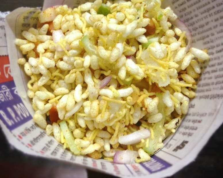 এই অতি প্রয়োজনীয় খাদ্যদ্রব্যটির বাংলা নাম মুড়ি হলেও। ইংরেজি ও হিন্দিতে এর নাম আলাদা। ইংরেজিতে মুড়ির অর্থ হল “Puffed Rice”। ইংরেজি নামটি সকলের জানা হলেও হিন্দি নামটি নিয়ে অনেকের মনেই সংশয় আছে। অনেকেরই জানা নেই এর হিন্দি নাম। মুড়ির হিন্দি অর্থ হলো “মুরমুরে বা মুরমুরা”। পশ্চিমবঙ্গের বাইরে ভারতবর্ষের বিভিন্ন রাজ্যে মুড়িকে “মুরমুরে বা মুরমুরা” বলেই চিহ্নিত করা হয়।