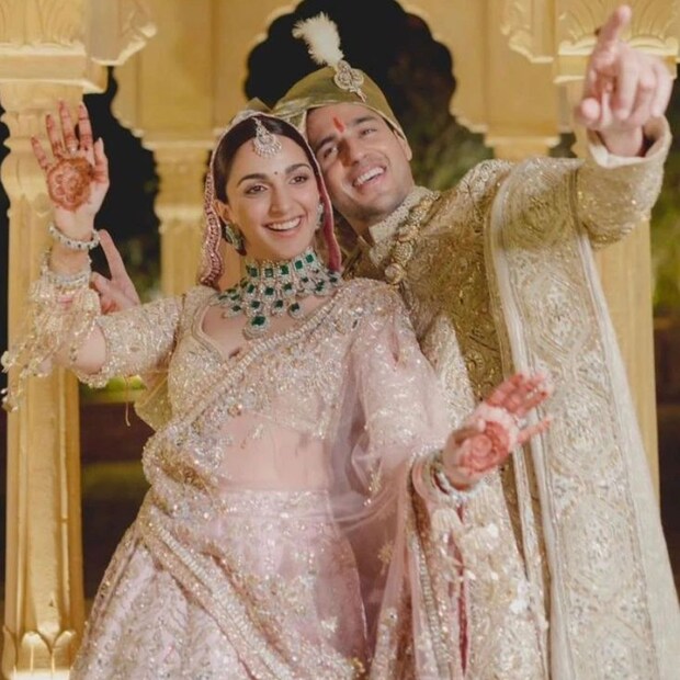 জয়সলমেরে সূর্যগড় প্রাসাদে রাজকীয় বিয়ের আসর থেকেই সিদ্ধার্থ কিয়ারা বলিউডের ঈর্ষণীয় কাপল। 