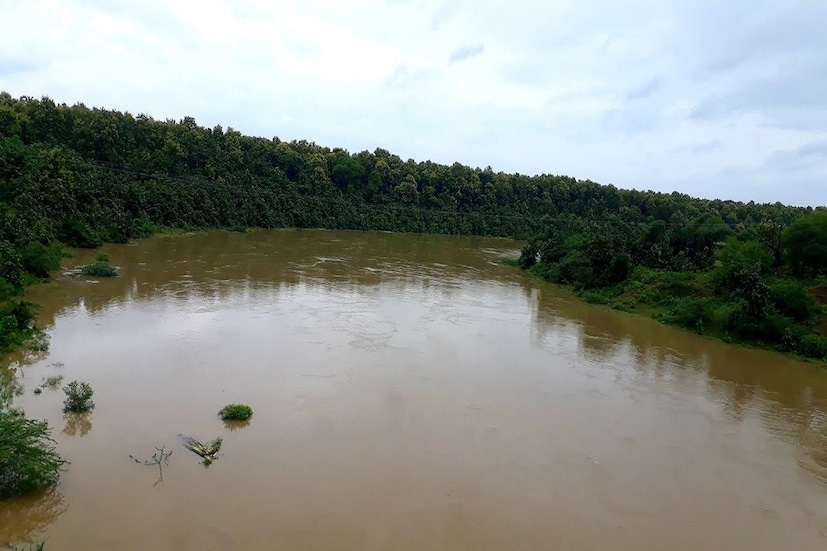 এই নদীটির উৎপত্তিস্থল বিহারের কাইমুর জেলা থেকে। এরপর নদীটি উত্তরপ্রদেশের সোনভদ্র, চন্দউলি, বারানসি এবং গাজীপুরের মধ্য দিয়ে প্রবাহিত হয়ে বিহারের বক্সারের কাছে গঙ্গার সাথে মিলিত হয়। কর্ম ও নাশা এই দুটি শব্দের সমন্বয়ে নদীটির নাম হয়েছে। যার অর্থ, এমন একটি নদী, যা ধ্বংস বা নষ্ট করে।