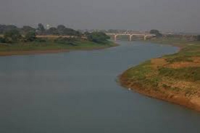পৌরাণিক কাহিনী অনুসারে, রাজা হরিশচন্দ্র পিতা সত্যব্রত ছিলেন অত্যন্ত পরাক্রমশালী এবং পুরুষালী। তিনি বশিষ্ট মুনির শিষ্য ছিলেন। তিনি একবার তাঁর গুরুর কাছে একটি জিনিস চেয়েছিলেন। তিনি চেয়েছিলেন তাঁর গুরু বশিষ্টের সামনে তাঁর দেহ নিয়ে স্বর্গে যাওয়ার ইচ্ছে প্রকাশ করেছিলেন। কিন্তু তাঁর গুরু এই ইচ্ছা প্রত্যাখ্যান করেছিল। এরপর রাজা সত্যব্রত তাঁর গুরুর প্রতি ক্ষুব্ধ হয়ে, তাঁর গুরুর শত্রু বিশ্বামিত্রের কাছে গিয়েছিলেন। যেহেতু বিশ্বামিত্র এবং বশিষ্ঠ মধ্যে আগে থেকেই সম্পর্ক ভাল ছিল না।