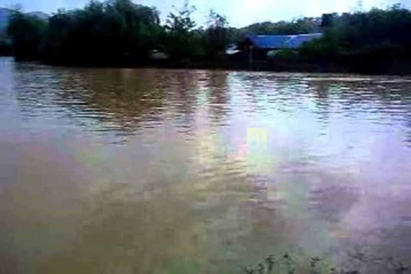 সেই কারণে বিশ্বামিত্র রাজা সত্যব্রতকে স্বর্গে পাঠাতে রাজি হন। কিন্তু ইন্দ্র বিশ্বামিত্রের কাজে খুবই ক্ষুব্ধ হন। তিনি সত্যব্রতকে মাথা উল্টো করে পৃথিবীতে ফেরত পাঠান। কিন্তু বিশ্বামিত্র সত্যব্রতকে পৃথিবী এবং স্বর্গের মাঝখানে থামিয়ে দেয়। তখন থেকেই বিশ্বামিত্রের নাম হয়ে যায় ত্রিশঙ্কু। 