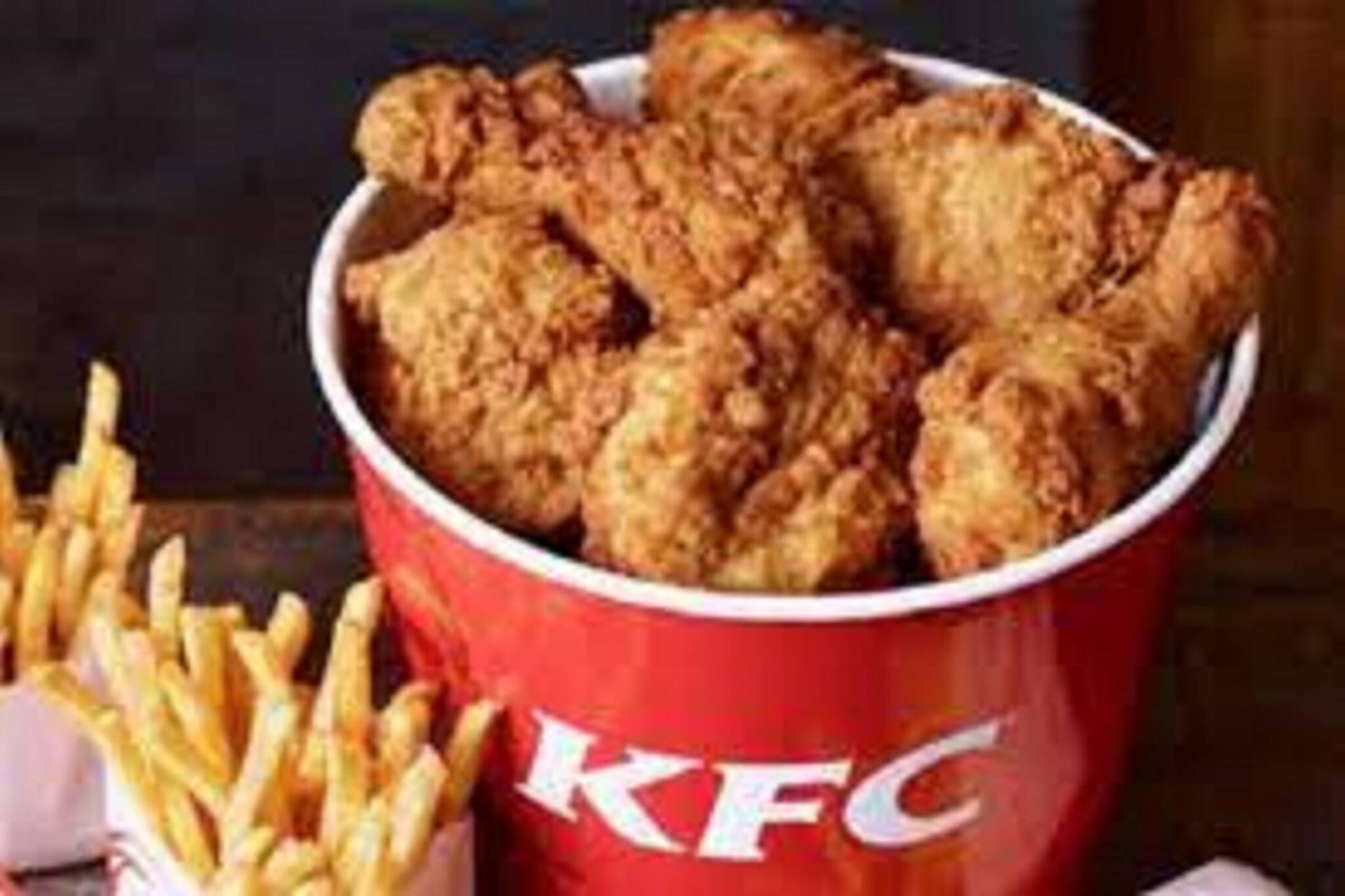 স্বাস্থ্যকর্মী সেজে বিনামূল্যে KFC এর চিকেন খেলেন দুই প্র্যাঙ্কস্টার