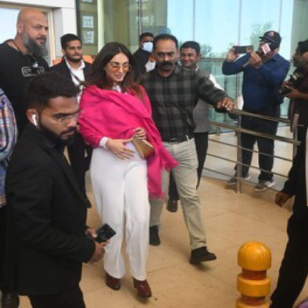 কিয়ারার পরনে ছিল সাদা পোশাক আর জড়ানো ছিল গোলাপি চাদর। অন্যদিকে, কালো রঙের পোশাক পরেই বিয়ের ভেনুতে পৌঁছেছেন সিদ্ধার্থ। (Photo: Viral Bhayani)