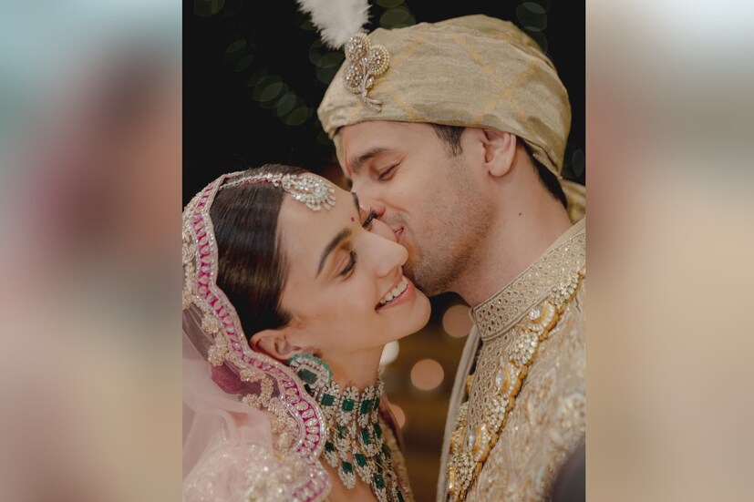 কোনও ছবিতে বর-কনে একে অপরকে করজোড়ে সম্মান জানাচ্ছেন। কোথাও তাঁরা একে অপরের দিকে তাকিয়ে হাসছেন। কোনও ছবিতে স্ত্রীর গালে চুমু খাচ্ছেন সিদ্ধার্থ। কোথাও আবার স্বামীর গালে চুম্বন এঁকে দিচ্ছেন কিয়ারা। ছবির সঙ্গে লেখা, 'এবার আমাদের পার্মানেন্ট বুকিং হয়ে গিয়েছে। আমাদের এই যাত্রায় আপনাদের সকলের আশীর্বাদ ও ভালবাসা প্রয়োজন।'