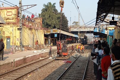ট্রেন বন্ধে যাত্রী দুর্ভোগ