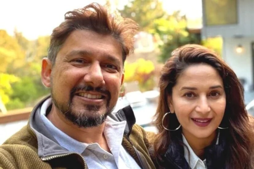 চিকিৎসক মানেই যখন তখন ডাক পড়ে রোগীর সেবার জন্য। কোনও নির্দিষ্ট রুটিন না থাকায় এমন অনেক দিন গিয়েছে, যখন মাধুরীকে একাই দুই সন্তানের দেখাশোনা করতে হয়েছে। মাধুরীর কথায়, ‘‘বাচ্চাদের স্কুল থেকে নিয়ে আসা, দিয়ে আসা সব একাই করতে হয়েছে অধিকাংশ সময়। অথবা বাড়িতে কোনও প্রয়োজন আছে, সব ছেড়ে হঠাৎ কাজে বেরিয়ে পড়তে হল তাঁকে। কারণ সেই সময়ে হাসপাতালে কারও প্রয়োজন পড়েছে।’’