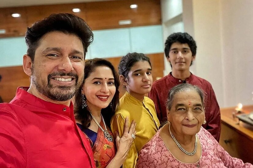 ২০০৩ সালে তাঁদের প্রথম ছেলে আরিনের জন্ম। ২০০৫ সালে ছোট ছেলে রিয়ানের জন্ম। তাঁদের সংসারের সুখের চাবিকাঠি কী তবে? কেমন ভাবে একে অপরের সঙ্গে জড়িয়ে রয়েছেন তারকা দম্পতি? জানালেন খোদ মাধুরী। যোগ দিলেন নেনেও।