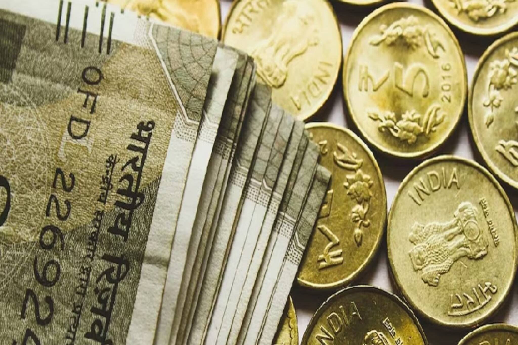 মহিলা সম্মান সেভিংস সার্টিফিকেট ব্যাঙ্ক এফডি-র থেকে কতটা আলাদা?