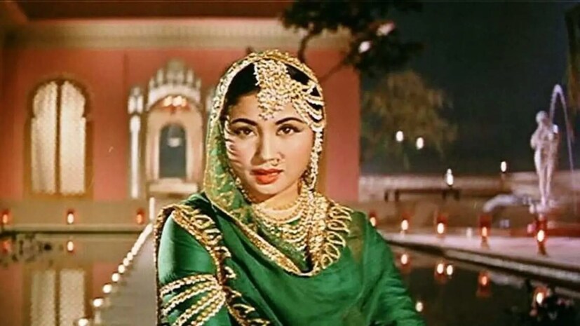 পাকিজা মীনা কুমারীর শেষ অভিনীত চলচ্চিত্র। কারণ এই সময়ের মধ্যে কামালের সঙ্গে তাঁর সম্পর্ক পুরোপুরি ভেঙে গিয়েছিল এবং তিনি এত বেশি মদ্যপান শুরু করেছিলেন যে তিনি লিভার সিরোসিসের শিকার হয়েছিলেন। এরপর পাকিজার কাজ আটকে যায় এবং কমল মীনা কুমারীকে তার পুরোনো প্রেমের খাতিরে ছবিটি সম্পূর্ণ করার জন্য অনুরোধ করেন।
