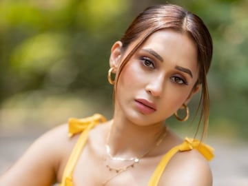 বিমান সংস্থার গাফিলতি নিয়ে ক্ষুব্ধ মিমি
