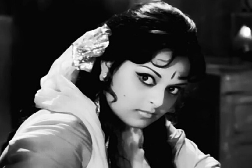 শোনা যায়, বলিউডে গিয়েই ভুলটা করেছিলেন মিঠু মুখোপাধ্যায়। পরপর ছবি করেছিলেন ঠিকই, কিন্তু বাংলা ছবির মতো গুরুত্ব সেখানে পাননি তিনি। যতদিনে সেটা বুঝতে পারেন, ততদিনে বাংলা ইন্ডাস্ট্রিতেও তাঁর জায়গা হারিয়ে যায়। মিঠু মুখোপাধ্যায়কে শেষ বার পর্দায় দেখা গিয়েছে ‘আশ্রিতা’ ছবিতে। অদ্ভূত ভাবে কেরিয়ারের শেষ ছবিতেও নিজের প্রতিভার ছটা দেখিয়ে মুগ্ধ করেছেন এই অভিনেত্রী।