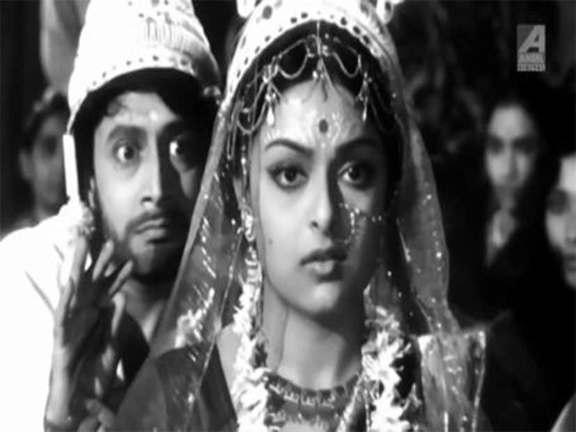 সব চরিত্রেই অভিনয় ঢেলে দেওয়া এক অসাধারণ নায়িকা হিসেবেই বাংলা ছবি পেয়েছিল এই অভিনেত্রীকে। কিন্তু কেরিয়ারের মধ্যগগনেই হারিয়ে গিয়েছিলেন এই নায়িকা? কোথায় এখন তিনি? সেদিনের সেই ঢলঢল মুখের নায়িকাকে আজ দেখলে কিন্তু চেনাই কঠিন!