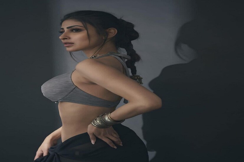 ফটোশ্যুটে ধরা পড়ল মৌনির আকর্ষণীয় ফিগার।