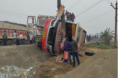 ঘাটাল- পাঁশকুড়া রাজ্য সড়কের উপরে উল্টে যায় বেসরকারি বাস। 