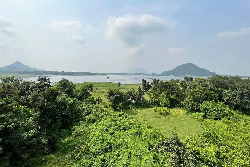 পুরুলিয়া: শীত পেরোলেই বসন্ত, ঋতু পরিবর্তনের এই ধারাও এবছর পরিবর্তীত হয়ে গিয়েছে। শীত বিদায় নিতে না নিতেই গ্রীষ্মের দাপট বেড়েছে। ক্রমশই চড়ছে তাপমাত্রার পারদ। আবহাওয়া দফতর সূত্রে খবর, পশ্চিমবঙ্গের বেশ কিছু জেলায় হতে পারে বজ্রবিদ্যুৎ সহ বৃষ্টিপাত। পাশাপাশি আগামী বেশ কয়েকদিন তাপমাত্রার পারদ আরও খানিকটা বাড়বে। 