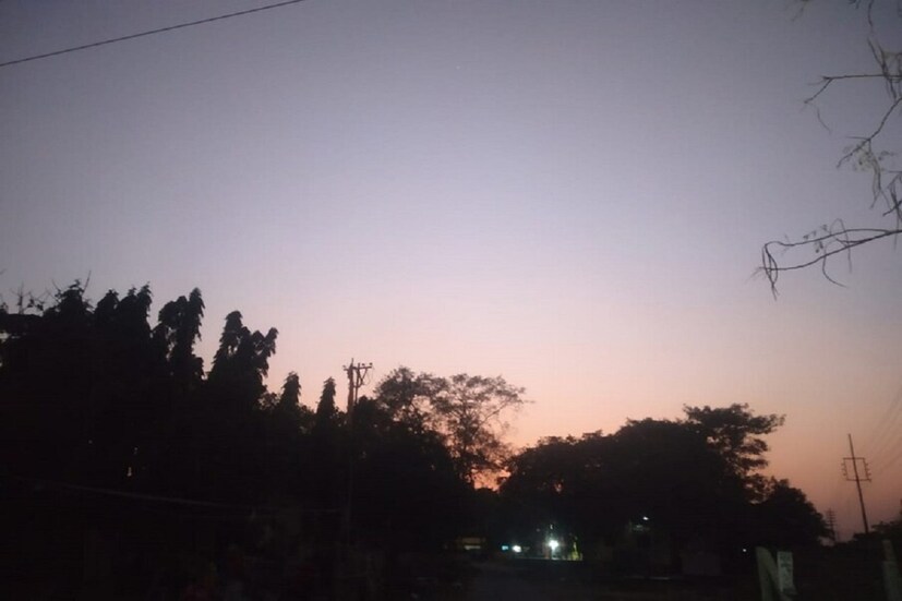 কলকাতা সহ তার পার্শ্ববর্তী এলাকাগুলিতে বিগত দিনের তুলনায় বেশ অনেকখানি বেড়েছে তাপমাত্রার পারদ। সকালের দিকে মেঘলা আকাশ দেখা গেলেও বেলা বাড়ার সঙ্গে , সঙ্গে ক্রমশ রোদের তাপ বাড়ছে। রয়েছে আর্দ্রতা জনিত অসস্তি । ইতিমধ্যেই সর্বোচ্চ তাপমাত্রা ৩০ ডিগ্রির উপরে উঠতে শুরু করেছে। 