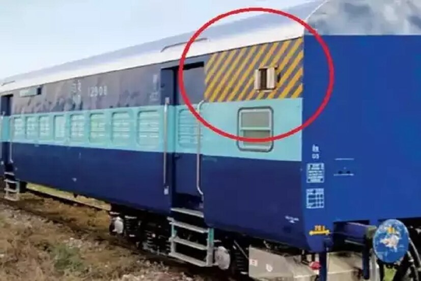 আবার লোকাল ট্রেনের ক্ষেত্রে মুম্বইতে দেখা যায় ধূসরের ওপর সবুজ ডোরা। এর মানে হল ওই কামরাটি শুধুমাত্র মহিলাদের জন্য সংরক্ষিত। পশ্চিমবঙ্গের ক্ষেত্রে লোকাল ট্রেনের কামরায় কালো ডোরাও অনেক সময় মহিলা কামরা বোঝাতে ব্যবহার করা হয়।