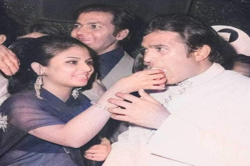 বলিউডের বিখ্যাত অভিনেত্রী ডিম্পল কাপাডিয়াকে বিয়ে করলেও একটা সময়ে অঞ্জু মহেন্দ্রুর সঙ্গে তার বিচ্ছেদ নিয়ে তোলপাড় পরে যায়। রাজেশ খান্না এবং অঞ্জু মহেন্দ্রু ৮০-র দশকের জনপ্রিয় লাভবার্ড ছিলেন এবং সবাই ধরেই নিয়েছিল সম্পর্কে পরিণতির দিকে এগোচ্ছেন তাঁরা।