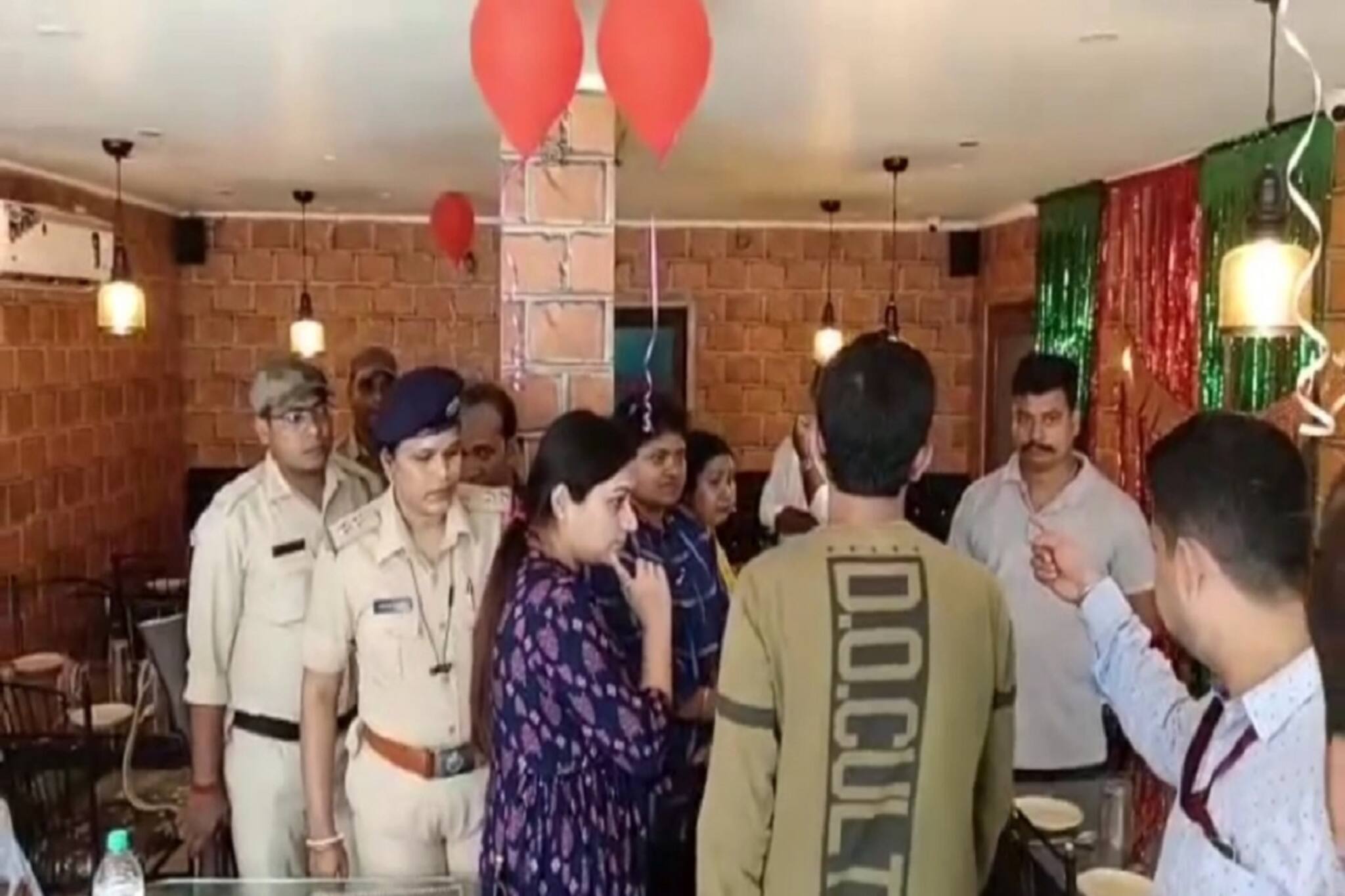 রেস্তোরাঁর খাবার কেমন? দেখতে হঠাৎ হাজির সাক্ষাৎ 'যম'