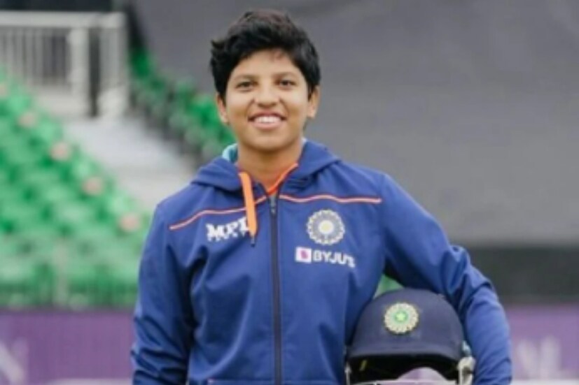 নিলামের টেবিলে রিচাকে নিয়ে দর হাঁকাহাঁকি হয় মুম্বই ইন্ডিয়ান্স, দিল্লি ক্যাপিটালস ও রয়্যাল চ্যালেঞ্জার্স ব্যাঙ্গালোরের মধ্যে।