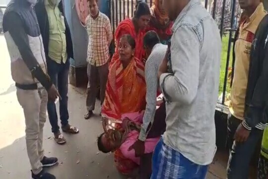 মেয়ের মৃত্যুর খবর শুনে বারুইপুর হাসপাতালে কান্নায় ভেঙ্গে পড়লেন বাবা