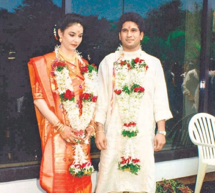 শোনা যায়, বাইশ গজের দাপুটে নায়ক কিন্তু ব্যক্তিগত জীবনে খুবই লাজুক ছিলেন। নিজের পরিবারের সঙ্গে প্রেমিকাকে কীভাবে পরিচয় করিয়ে দেবেন, তা নিয়ে বেশ চাপেই ছিলেন তিনি। এর পর নিজেই একটি ফন্দি আঁটেন। তার জন্য তিনি অঞ্জলিকে সাংবাদিক সেজে তাঁর বাড়িতে যেতে বলেন। এদিকে অঞ্জলি আবার পেশায় চিকিৎসক। কিন্তু সচিনকে পেতে মরিয়া অঞ্জলিও সালোয়ার-কামিজে সাংবাদিকের ছদ্মবেশ ধরে সেখানে উপস্থিত হন। কিন্তু একটি চকোলেট তাঁদের সমস্ত পরিকল্পনায় জল ঢেলে দিয়েছিল।