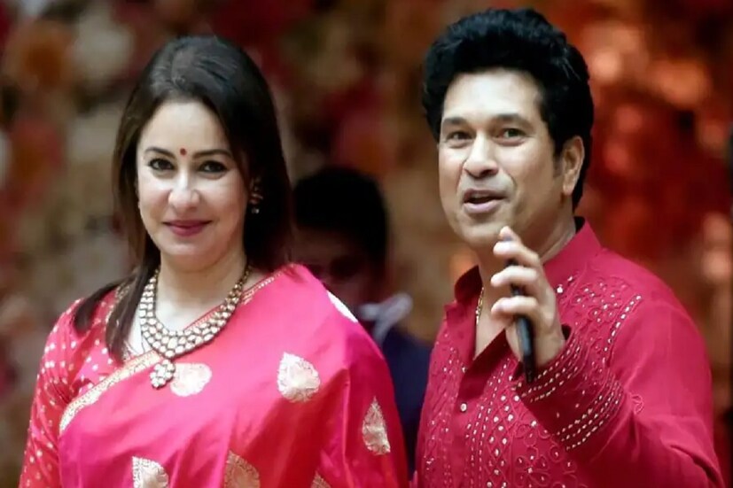 দু’জনের প্রথম দেখা হয়েছিল সেই ১৯৯০ সালে। সচিনের বয়স তখন সবেমাত্র ১৭। আর অঞ্জলি তখন বছর তেইশের যুবতী। সদ্য ইংল্যান্ড সফর সেরে বিমানবন্দরে নেমেছিলেন সচিন। আর সেই সময় মাকে নিতে বিমানবন্দরে পৌঁছেছিলেন অঞ্জলিও। সেখানেই প্রথম বার চার চোখের মিলন ঘটে। যদিও সচিন তেন্ডুলকর আসলে কে, সেটা জানতেন না অঞ্জলি। একটি সাক্ষাৎকারে এমনটাই জানিয়েছিলেন তিনি। অঞ্জলির কথায়, “আমি তখনও জানতাম না যে, সচিন তেন্ডুলকর কে এবং তিনি কী করেন! আমার সঙ্গে এক বন্ধু ছিলেন। তিনি জানান যে, উনি আসলে ক্রিকেট তারকা সচিন তেন্ডুলকর। আর তিনি ইতিমধ্যেই সেঞ্চুরিও হাঁকিয়ে ফেলেছেন। এতে অবশ্য আমার কিছু আসে-যায়নি। বরং ছেলেটিকে আমার বেশ কিউট লেগেছিল।”