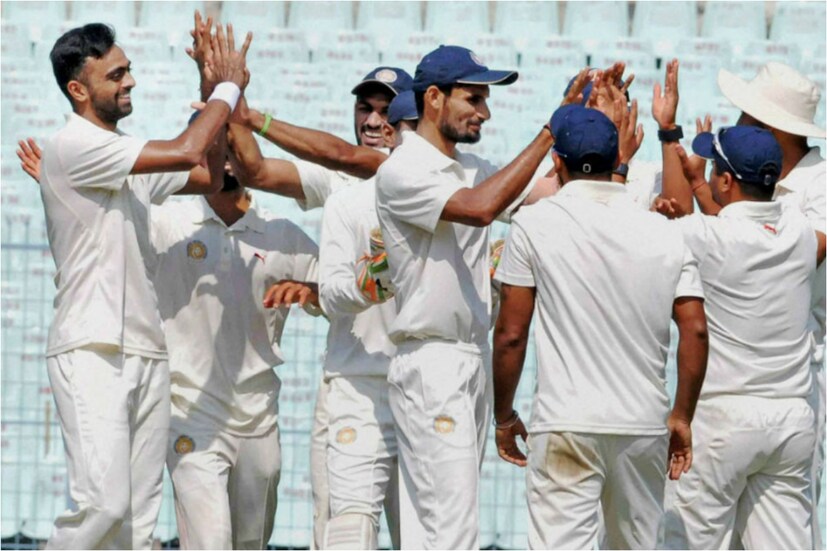 সৌরাষ্ট্রের প্রথম একাদশে রয়েছেন, হার্ভিক দেশাই (উইকেটকিপার), বিশ্বরাজ জাদেজা, জয় গোহিল, শেল্ডন জ্যাকসন, অর্পিত বাসবদা, চিরাগ জানি, প্রেরক মানকড়, ধর্মেন্দ্রসিং জাদেজা, জয়দেব উনাদকাট (ক্যাপ্টেন), চেতন সাকারিয়া ও পার্থ ভাট।