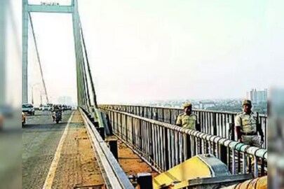 দ্বিতীয় হুগলি সেতু থেকে ঝাঁপ দেন গড়িয়ার বাসিন্দা অরিজিৎ৷ 
