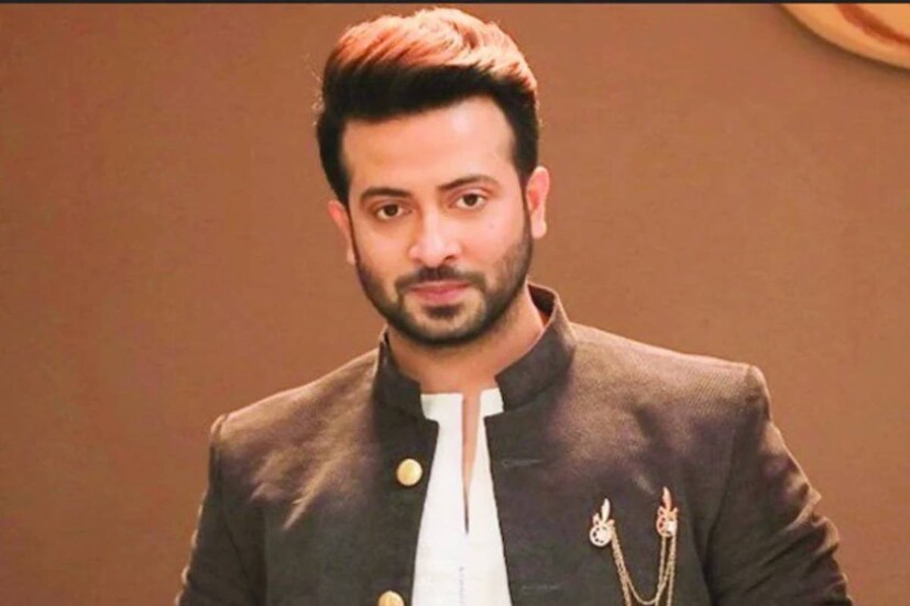 অন্য দিকে ‘আগুন’ ছবির বাকি অংশের শ্যুট চলছিল ঢাকার আফতাবনগরে। অ্যাকশন দৃশ্যে অভিনয়ের সময়ই আহত হন শাকিব। এর পরেও আহত অবস্থায় কিছু ক্ষণ শ্যুট করেন অভিনেতা। তার পর তাঁকে নিয়ে যাওয়া হয় হাসপাতালে। সেখানে তাঁর এক্স-রে করানো হয়। কাজ করতে গিয়ে শাকিবের পা মচকে যায়। ছবির ইউনিট সূত্রে খবর, মারপিটের দৃশ্যের পর অন্য একটি দৃশ্যের প্রস্তুতি নিচ্ছিলেন অভিনেতা। মরচে ধরা জাম্প স্প্রিংয়ে লাফ দিতে গিয়ে শাকিব চোট পান।
