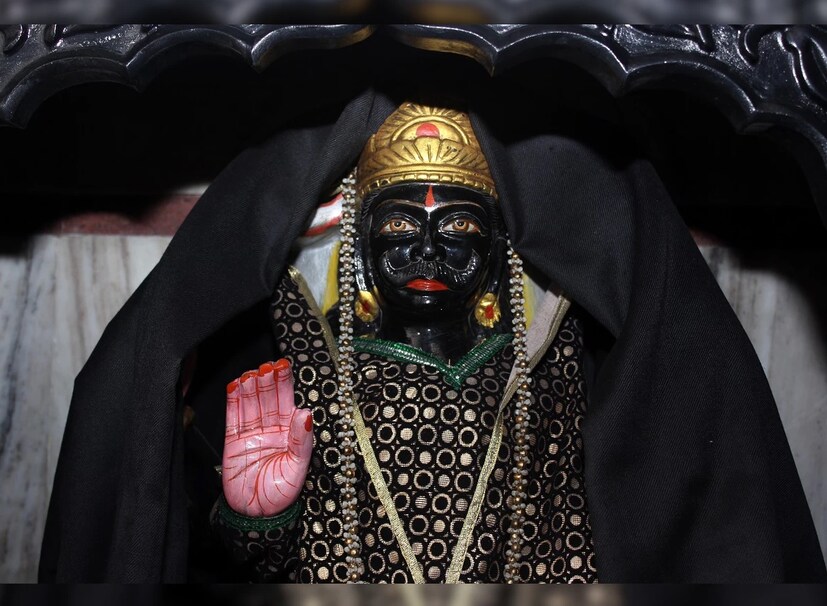 এঁদের উপর সব সময়ই থাকে শনিদেবের অশুভ ছায়া:- এক জন গরিব এবং অসহায় মানুষকে সাহায্য করার পরিবর্তে যে-সব মানুষ তাঁদের কষ্ট দেন, সেই সব মানুষদের উপর ক্রুদ্ধ হন শনিদেব। ফলে দীন-দরিদ্রদের অবহেলা করা মানুষদের উপর শনিদেবের কুদৃষ্টি পড়ে। যাঁরা পরিষ্কার-পরিচ্ছন্ন থাকেন না কিংবা যাঁরা আলস্যের জন্য নিজেকে পরিষ্কার রাখেন না, তাঁদের উপর ক্রুদ্ধ হন শনিদেব। এমনকী যাঁরা নখ ও চুল লম্বা এবং নোংরা রাখেন, তাঁদের উপরেও শনির কুদৃষ্টি পড়ে। 