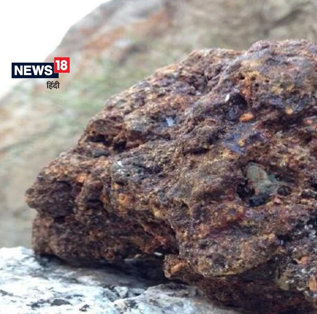 প্রথম মিথ: কাঁচা অবস্থায় শিলাজিৎ সেবন করলে দুর্দান্ত ফল পাওয়া যাবে। ডা. কৃতীর মতে, অনেকেরই ধারণা থাকে যে, শিলাজিৎকে যদি পরিশ্রুত করে খাওয়া হয়, তাহলে এর গুণাগুণ নষ্ট হয়ে যায়। আদতে বিষয়টা তা নয়। বরং কাঁচা খেলেই সমস্যা হতে পারে। কারণ কাঁচা অবস্থায় এটা বিষাক্ত। শিলাজিৎ আসলে পাথরের নির্যাস, ফলে এর মধ্যে উপস্থিত থাকে ক্যাডমিয়াম, সিসা, আর্সেনিকের মতো ভারী ধাতু। এছাড়া অন্যান্য কেমিকেল ইমপিওরিটিও থাকতে পারে। তাই সেবন করার আগে এইগুলোকে দূর করা বাঞ্ছনীয়।