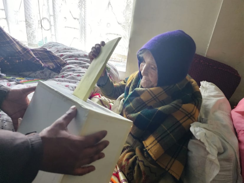 সমগ্র বিষয়টি হাতে ধরে শেখানো হয় তাঁদের৷ কোনও ভোটার যেন বাদ না থাকেন সেই দিকটি সুনিশ্চিত করতে দুর্গম এলাকাগুলিতে পৌঁছে যাচ্ছে বিশেষ দল৷