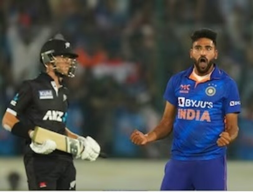  বোলার মহম্মদ সিরাজও দলের নিয়মিত খেলোয়াড় হিসেবে জায়গা পাকা করেছেন। ফাস্ট বোলিংয়ে রীতিমতো অন্য দলের খেলোয়াড়দের সামনে ঘাতক হয়ে ওঠেন তিনি। ফলে আসন্ন ম্যাচেও তাঁর বোলিংয়ের জাদু দেখার জন্য মুখিয়ে রয়েছেন ভক্তরা।