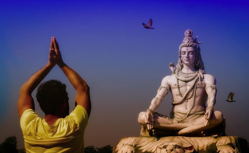 ভক্তদের কাছে ভগবান শিব বিপদহর্তা। তিনি তাঁর ভক্তদের জীবনের নানা সমস্যা থেকে রক্ষা করেন। ধর্মীয় বিশ্বাস অনুযায়ী, ফাল্গুন মাসের কৃষ্ণপক্ষের চতুর্দশী তিথিকে মহাশিবরাত্রির উৎসব হিসেবে ধরা হয়। এই পুণ্য দিনে ভগবান শিব এবং মা পার্বতী বিবাহবন্ধনে আবদ্ধ হয়েছিলেন বলে এই দিনটিকেই শিবের অভিষেক দিবস হিসেবে পালন করা হয়। বৈদিক জ্যোতিষশাস্ত্র অনুসারে, ভগবান শিব সর্বদা নির্দিষ্ট রাশিচক্রের উপর তাঁর বিশেষ আশীর্বাদ বর্ষণ করেন। তাই শিবরাত্রির আলাদা জ্যোতিষ গুরুত্বও রয়েছে। এবারে জেনে নেওয়া যাক এই মহাশিবরাত্রিতে কোন কোন রাশির জাতক-জাতিকারা ভগবান শিবের আশীর্বাদপ্রাপ্ত হবেন।