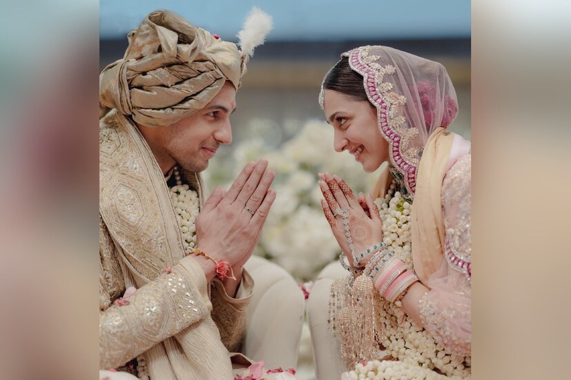 ৪ তারিখ থেকে শুরু হয়েছিল বিয়ের অনুষ্ঠান। মঙ্গলবার দুপুরে বিয়ের পিঁড়িতে বসেন দুই জুটি। সন্ধ্যায় বিয়ে সেরে ফেললেও ছবির জন্য হাঁ করে বসে ছিলেন ভক্তরা। সেই অপেক্ষার অবসান ঘটালেন তারকা জুটি। রাজস্থানের সূর্যগড় প্যালেসে রাজকীয় বিয়ের ছবি দিলেন ‘শেরশাহ’ ছবির নায়ক-নায়িকা।